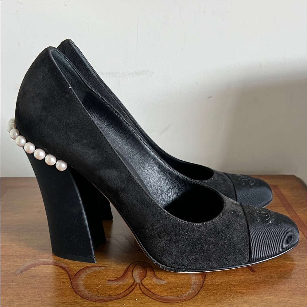 CHANEL Black Suede and Leather Cap-Toe Pumps - Picture 2 of 9